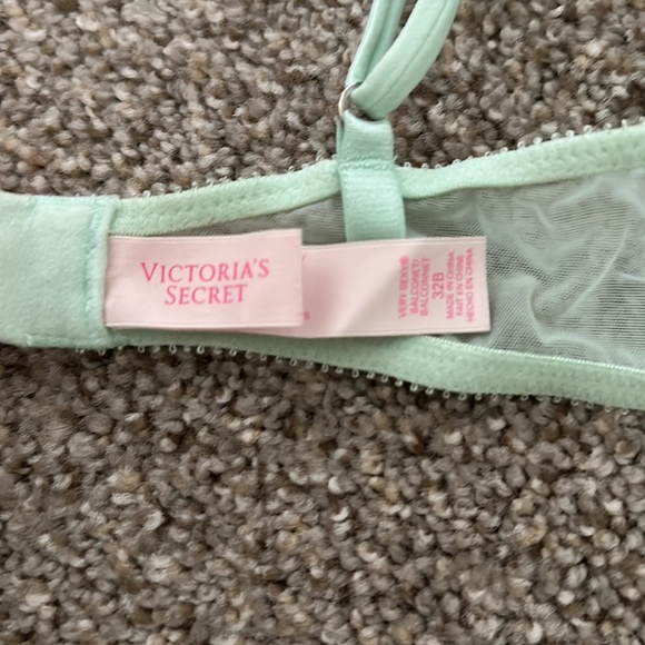 Victoria's Secret Push Up Bra - Picture 4 of 4